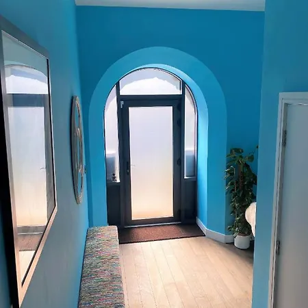 Sublime Waterfront Retreat With Private Terrace شقة