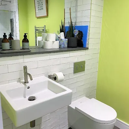 Sublime Waterfront Retreat With Private Terrace *