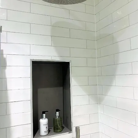 Sublime Waterfront Retreat With Private Terrace شقة