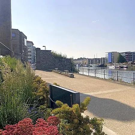 Sublime Waterfront Retreat With Private Terrace * Bristol