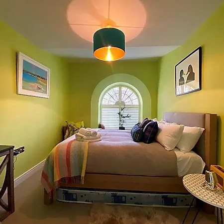 Sublime Waterfront Retreat With Private Terrace アパート ブリストル
