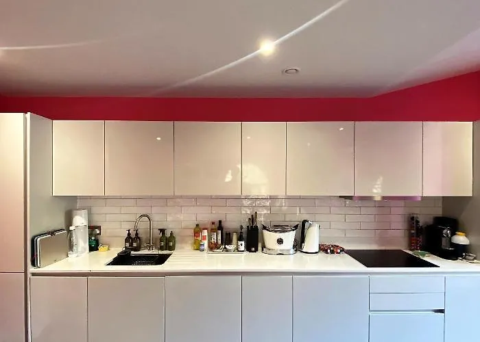 Sublime Waterfront Retreat With Private Terrace *