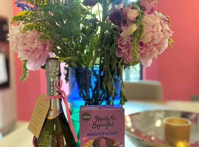 Sublime Waterfront Retreat With Private Terrace Bristol