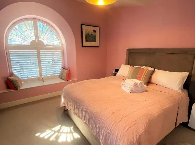 Daire Sublime Waterfront Retreat With Private Terrace