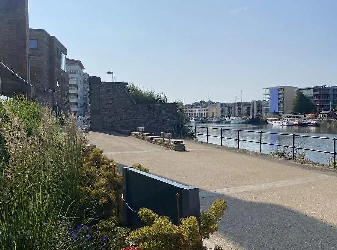 Sublime Waterfront Retreat With Private Terrace