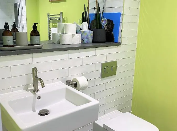 Sublime Waterfront Retreat With Private Terrace *