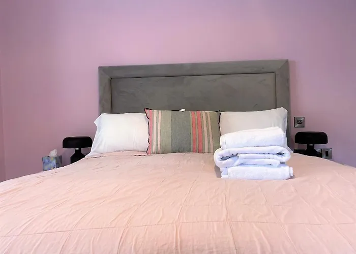 Sublime Waterfront Retreat With Private Terrace * Bristol