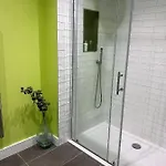 Sublime Waterfront Retreat With Private Terrace 아파트 *