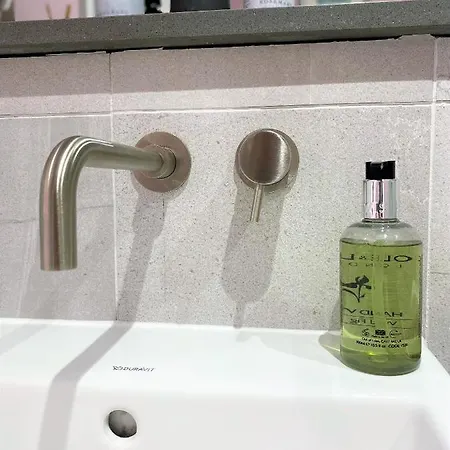 Sublime Waterfront Retreat With Private Terrace * Bristol