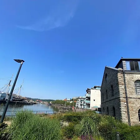 Sublime Waterfront Retreat With Private Terrace Apartamento Bristol