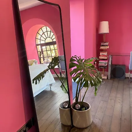 Sublime Waterfront Retreat With Private Terrace *